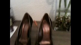 Cumming op meng Mitbewohner Schuhe 01