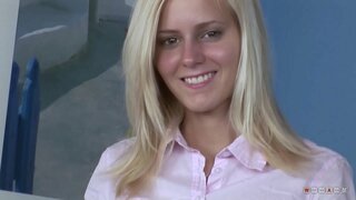 Dolĉa sed Malbonkonduta Blonda Amas Rajdi lian Penison kun Granda Peno