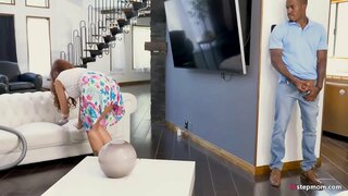 ���िशाल काळा बूल्ला शोधत समाधान सह मादक खडबडीत MILF