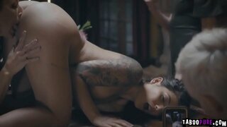 גינאַ ינדזשויד זייַענדיק צופרידן דורך Reagan