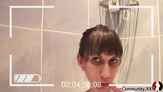 Lelijke tiener verbergt in de badkamer om zichzelf vinger