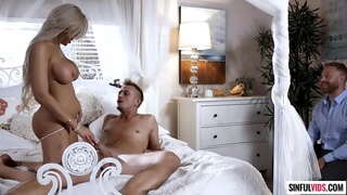 Hubby estas rigardanta edzino Elle batis per bela najbaro