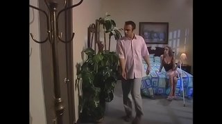 Frajer šuká dlouhonohou blondýnu v dog pose, zatímco jeho přátelé podívat do další místnosti