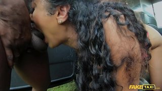 Ffug Tacsi Indian Marina Maya BBC tro cyntaf porno mewn tacsi