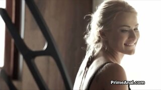 Hluboký anální sex s horkým blondýna