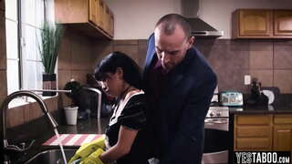 Guineu llatina housemaid noia es posa en brut va agafar per darrere