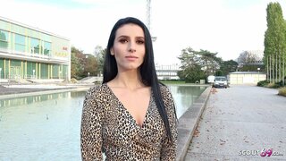 ALMAENEG SGOWTIAID - &#039; N GIWT GONEST FERCH YN HUDO I RHYW YN FFUG MODEL SWYDD