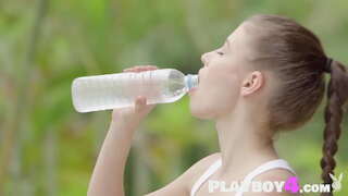 Seksikäs babe osoittaa, mukava elin