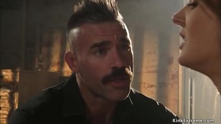 Mester Károly Dera ostorok, elnémítva a kis mell barna rabszolga Zoe Sparks aztán a hatvankilences frufru a puncija a nagy faszt a dungeon