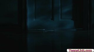 Tatŵ teen yn cael effro ac yn araf yn mynd allan ac yn bodloni ei gariad yn yr ystafell arall.Ar ôl hynny,maent yn dechrau cusanu ei gilydd yn angerddol.Nesaf,maent yn gwneud eu pussies gwlyb a switshis i 69 sefyllfa.