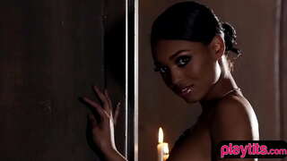 Սպորտային սեւ նորածին մանկիկ, նիստը զգայական ստրիպտիզի