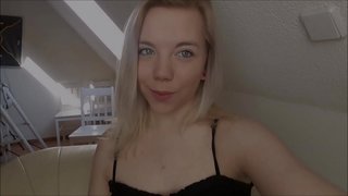 La jolie jeune est baisée et pulvérisé sur