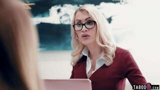 ���रुण stepdaughters होते, काही समस्या येथे काम तिच्या MILF बॉस