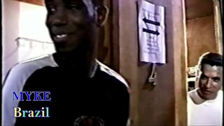 Dau Guys Horny maent yn Gwneud Llawer o Bitching gyda Clerc y Clwb, gan y Ffilmiau o Gariad