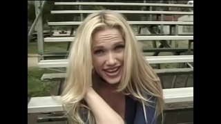 ���ீண்ட முடி கொம்பு பொன்னிற வாழ்க்கை அறையில் ஒரு கடினமான சேவல் சவாரி செய்ய நேசிக்கிறார்