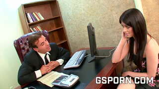 Σέξι μελαχρινή γραμματέας milf fucked σκληρά με πρόσωπο cum