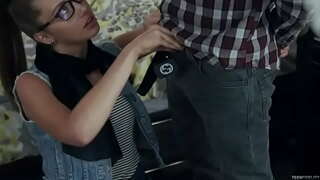 Hipster teen stinker og fucks cock