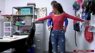 Të vogla tits latine është kapur duke vjedhur dhe një zyrtar ka një zgavër të kërkimit dhe gishtat e saj pidhi dhe ass.Ai e bën atë do ta bj dhe anal fucks e saj