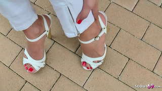 Sexy Kabataan sa Mataas na Takong ng sapatos sa beach, itinaas ang mga Paa para sa 50 € dinala