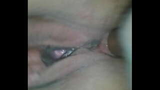 Сексуалды іш киімдегі брюнетка өзінің кискасын мастурбациялайды