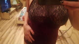 Faire un stip danse devant le miroir montrant les mamelons